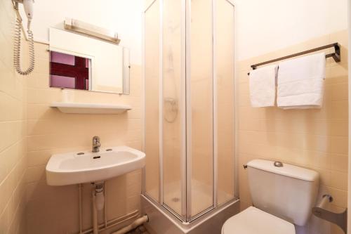 Koupelna v ubytování Montdidier Hôtel