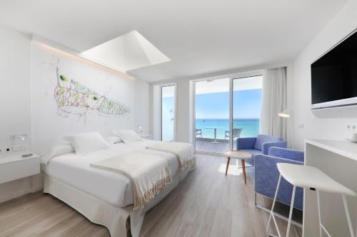 Ένα ή περισσότερα κρεβάτια σε δωμάτιο στο Iberostar Waves Bahía de Palma - Adults Only