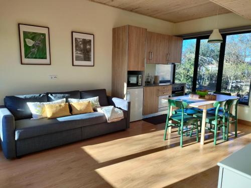 ein Wohnzimmer mit einem Sofa und einem Tisch in der Unterkunft Casa Das Palmeiras-Pedagogic Farm in Mangualde