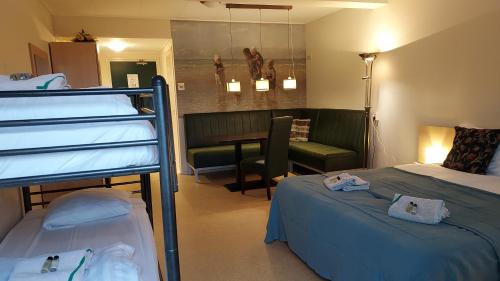 a hotel room with two bunk beds and a desk at lodge 61 hotel aan het water in Medemblik