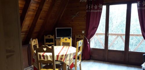 a dining room with a table and chairs in a cabin at chalets montagnard in Jausiers