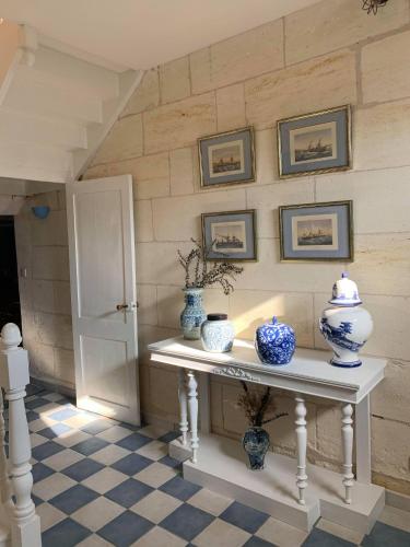 une chambre avec des vases bleus et blancs sur une table dans l'établissement Chambre Merlot, piscine et spa, proche St Emilion, à Lugon et l’Ile du Carney