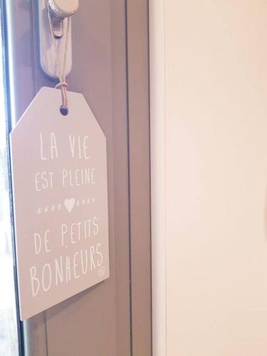 a sign on a door that says la we est pricing de pathsbowsbows at Appartement cosy avec terrasse privée et parking in Horbourg