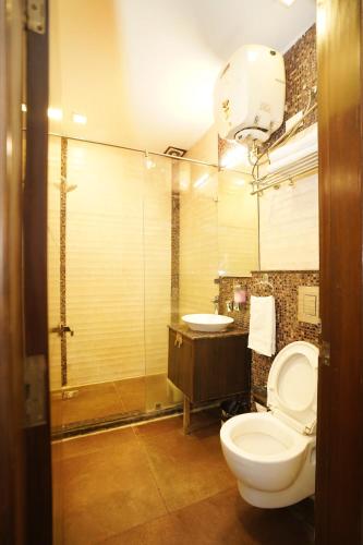 a bathroom with a toilet and a sink at Hotel Dreamland Chandigarh in Chandīgarh