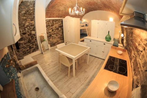 vista sul soffitto di una cucina e di una sala da pranzo con tavolo di Rifugio dei Pescatori a Riomaggiore