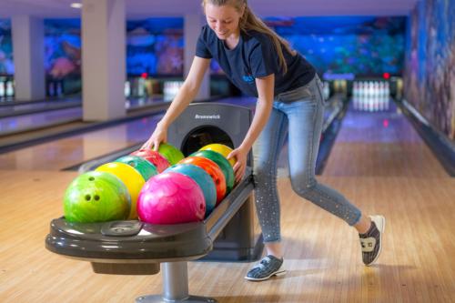 a young woman playing a game of bowling at Olymp IV in Kołobrzeg