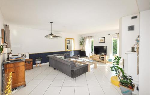 un salon avec un canapé et une télévision dans l'établissement Awesome Home In Baixas, à Baixas