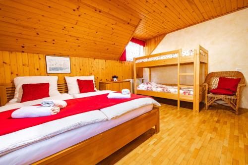 ein Schlafzimmer mit einem großen Bett und einem Etagenbett in der Unterkunft Farm Stay Trlej in Begunje