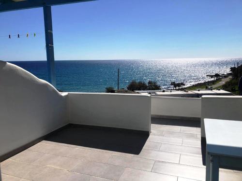 - Balcón con vistas al océano en Aqua Vista Agia Kyriaki, en Agia Kiriaki Beach
