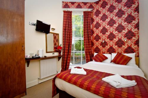 倫敦的住宿－利豪斯酒店，酒店客房设有床和窗户。