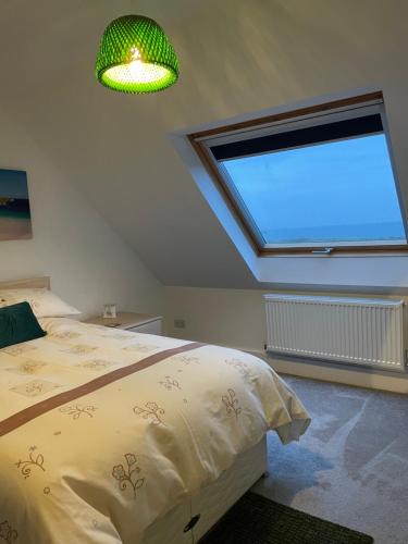 um quarto com uma cama e uma grande janela em The Town House - Newquay em Newquay