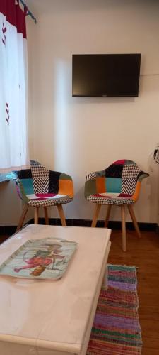a living room with two chairs and a table at L'OCCITANE appartement climatisé centre ville in Limoux