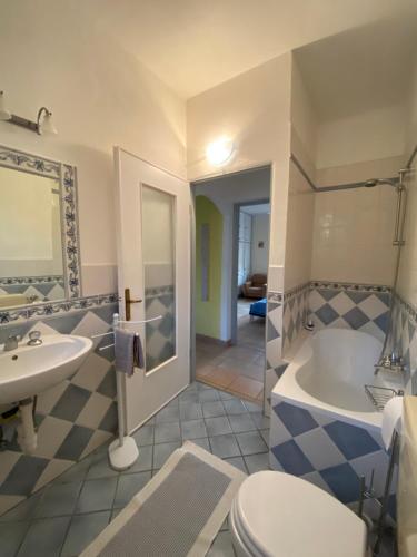 Un baño con bañera, inodoro y lavabo. en CASA MIMOSA: relax, vista mare, parcheggio gratis, en San Remo