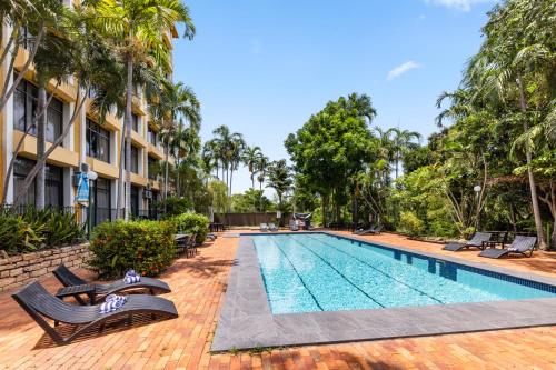 uma imagem de uma piscina num resort em Frontier Hotel Darwin em Darwin