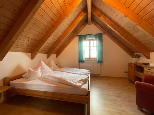 a bedroom with a bed in an attic at Ferienwohnungen Am Kirchberg Kapplblick in Neualbenreuth
