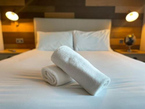 dos toallas sentadas encima de una cama en Eastgate Lodge with Hot Tub, en Malton