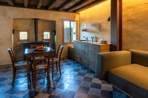 a kitchen and dining room with a table and chairs at Il Molino in Asolo