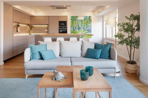 ein Wohnzimmer mit Sofa und Tisch in der Unterkunft Nautiko by FeelFree Rentals in San Sebastián