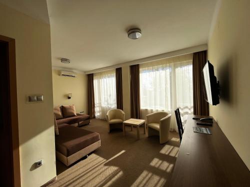 TV a/nebo společenská místnost v ubytování Nereus Park Hotel