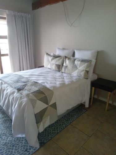 Ein Bett oder Betten in einem Zimmer der Unterkunft THE THATCH HIDE