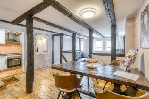 a kitchen and dining room with a table and chairs at Ferienwohnungen Ziesing am Schlossberg in Quedlinburg