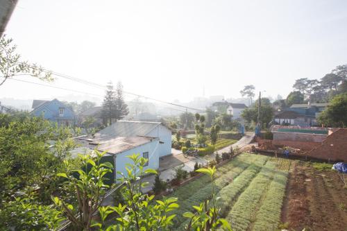 - une vue aérienne sur une maison avec un jardin dans l'établissement Chocolate Home, à Đà Lạt