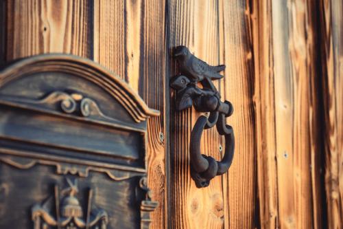 une porte en bois avec une porte en métal percée dans l'établissement B&B Ziu Anacletu, à Villaputzu