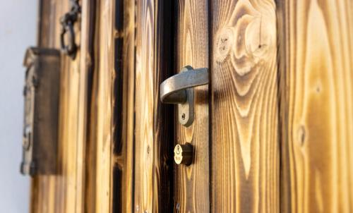 - une porte en bois avec serrure dans l'établissement B&B Ziu Anacletu, à Villaputzu