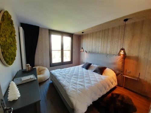 sypialnia z dużym białym łóżkiem i oknem w obiekcie Appartement Courchevel 1650, 4 pièces, 8 personnes - FR-1-514-61 w Courchevel
