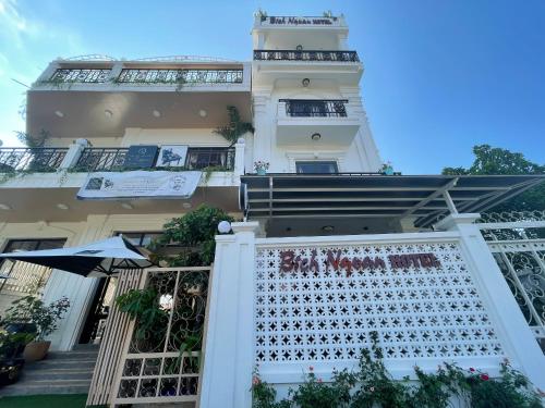 a building with a white fence in front of it at Bich Ngoan HOTEL in Trà Vinh