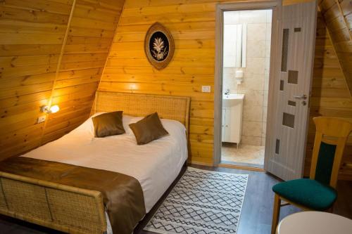 Posteľ alebo postele v izbe v ubytovaní Casute din lemn