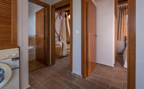 Ванна кімната в Villa Myrtia by PosarelliVillas