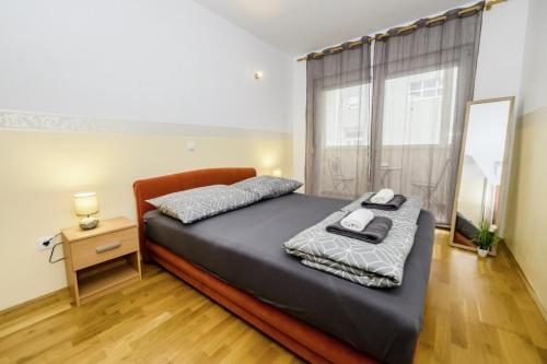1 dormitorio con cama y ventana en Bonaca in Kaštela - Dalmatien en Kaštela