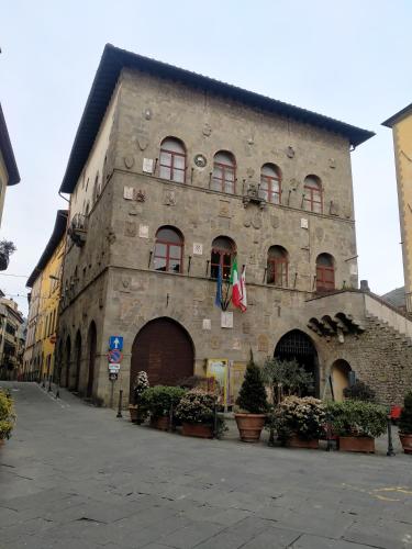 an old stone building with a bunch of windows at Casa Toscanella in Pescia