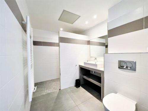 une salle de bain avec toilettes et lavabo dans l'établissement Jardins de Quatrina centre ville, à Propriano