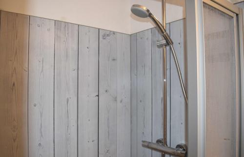 プレローにあるResi I5の木製の壁のバスルーム(シャワー付)