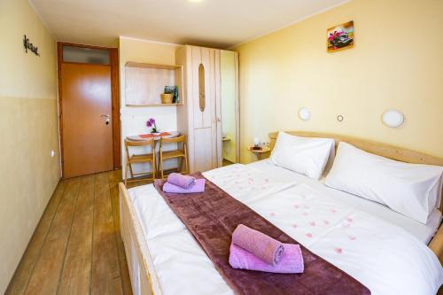 Ένα ή περισσότερα κρεβάτια σε δωμάτιο στο Slovenian Traditional Guest House