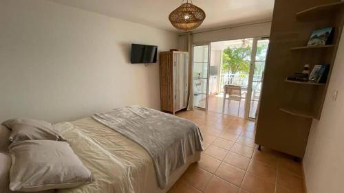 Postel nebo postele na pokoji v ubytování Martial Tropiques et Martial Coco & Plage, 2 Appartements refaits à neuf vue mer, Village de vacances à Ste Anne