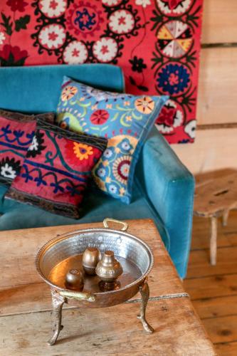 a living room with a table with a bowl of balls at Leśniczówka u Zięby in Kościelisko