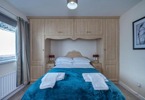 Postel nebo postele na pokoji v ubytování Hillhead House, 4* Rated NITB - Stunning Sea Views