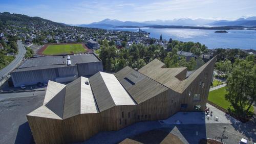 an overhead view of a large building with a lake at Molde Vandrerhjem Hostel in Molde