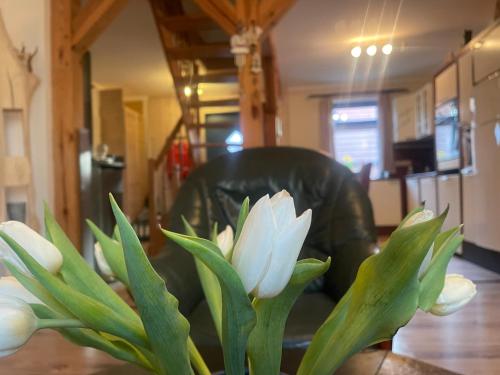 a bouquet of white flowers in front of a chair at Tannenhaus Hohen Mistorf in Alt Sührkow
