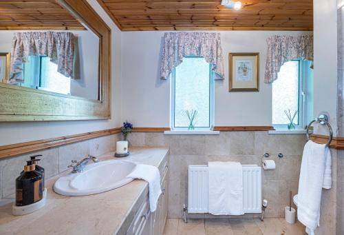 Koupelna v ubytování Hillhead House, 4* Rated NITB - Stunning Sea Views