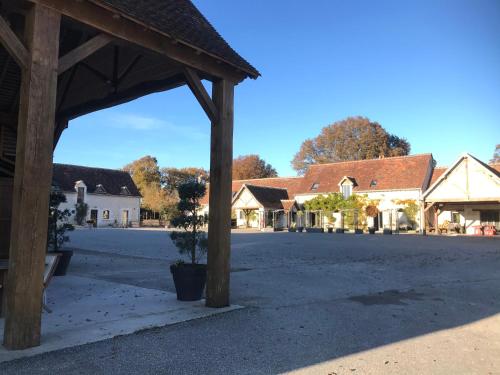 Une rue vide dans un village avec un bâtiment dans l'établissement Maison au coeur d'une écurie, à Sennevières