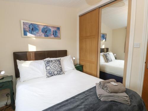En eller flere senge i et værelse på Bluebell Lodge