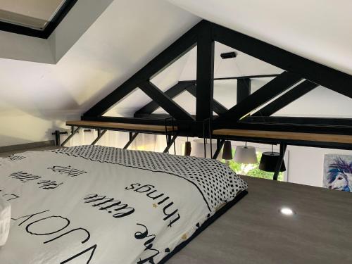 ein Schlafzimmer mit einem Bett mit einem Schild drauf in der Unterkunft MealSaveurs & SPA in La Buisse
