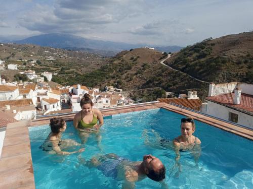 un grupo de personas nadando en una piscina en Casa de Luz, en Almáchar