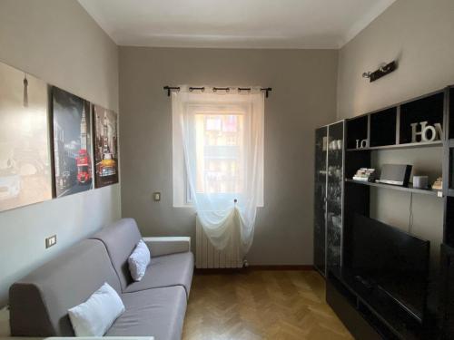 uma sala de estar com um sofá e uma janela em Casa Casò Guest House em Bolonha
