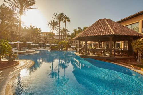 Bazén v ubytování Secrets Bahía Real Resort & Spa Adults only nebo v jeho okolí