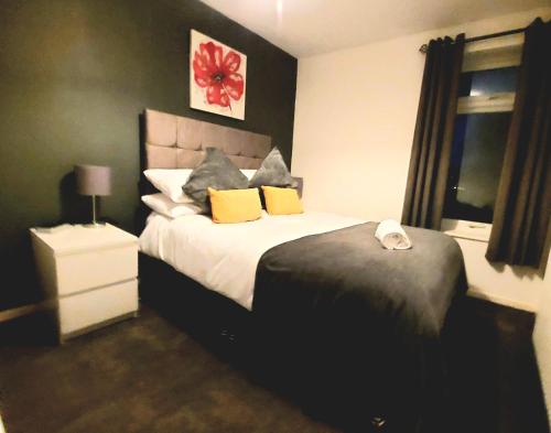 Tempat tidur dalam kamar di Milton House - Entire 3Bed House FREE WIFI & 4 FREE PARKING Spaces Serviced Accommodation Newcastle UK